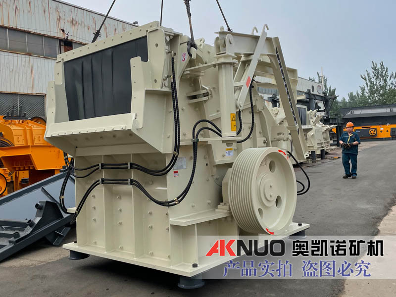 移動式碎石破碎機(jī) 移動式碎石破碎機(jī)