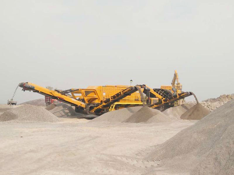 履帶式移動(dòng)碎石機(jī)現(xiàn)場